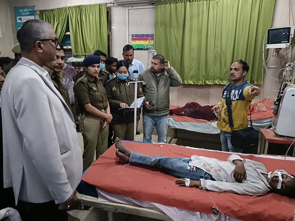 फर्रुखाबाद:इटावा–बरेली हाईवे पर डीसीएम और कार की आमने-सामने टक्कर, डीएम-एसपी ने मौके पर पहुंचकर घायलों को दिलाया उपचार