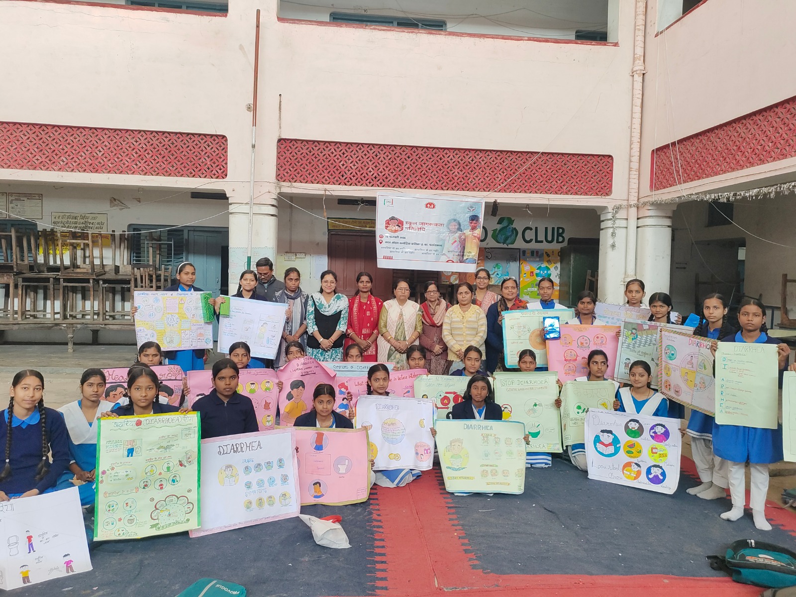 फर्रुखाबाद में “डायरिया से डर नहीं” अभियान: छात्राओं ने पोस्टर बनाकर दिया जागरूकता का संदेश