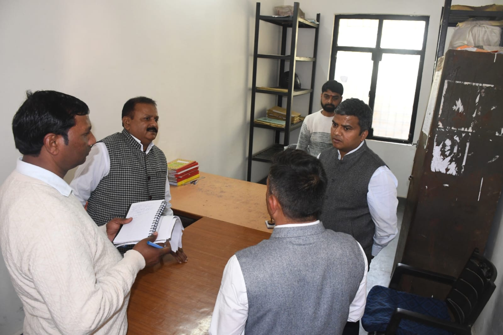 प्रयागराज: जिलाधिकारी ने तहसील मेजा पहुंचकर तहसील परिसर स्थित विभिन्न कार्यालयों का औचक निरीक्षण किया