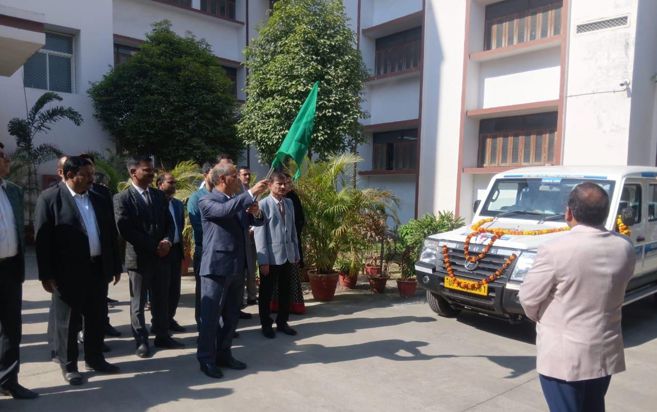 प्रयागराज:  जनपद न्यायाधीश द्वारा विधिक सेवा प्रचार हेतु विधिक सेवा प्राधिकरण के न्याय वाहन/न्याय रथ को हरी झंडी दिखा कर किया गया शुभारंभ