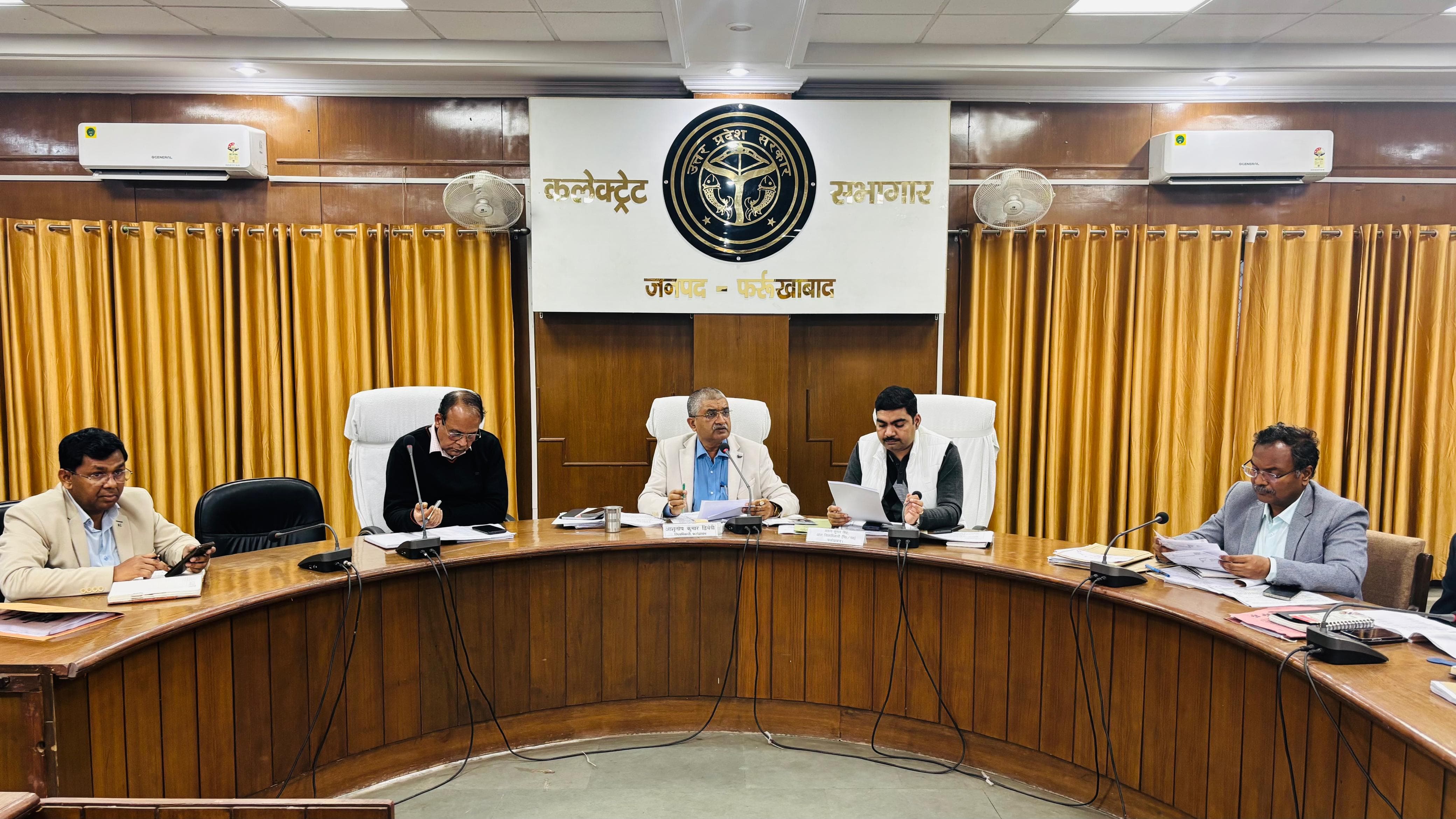 फर्रुखाबाद:कर वसूली में ढिलाई पर सख्त हुए डीएम डॉ. आशुतोष कुमार द्विवेदी, विभागों को प्रवर्तन बढ़ाने के निर्देश