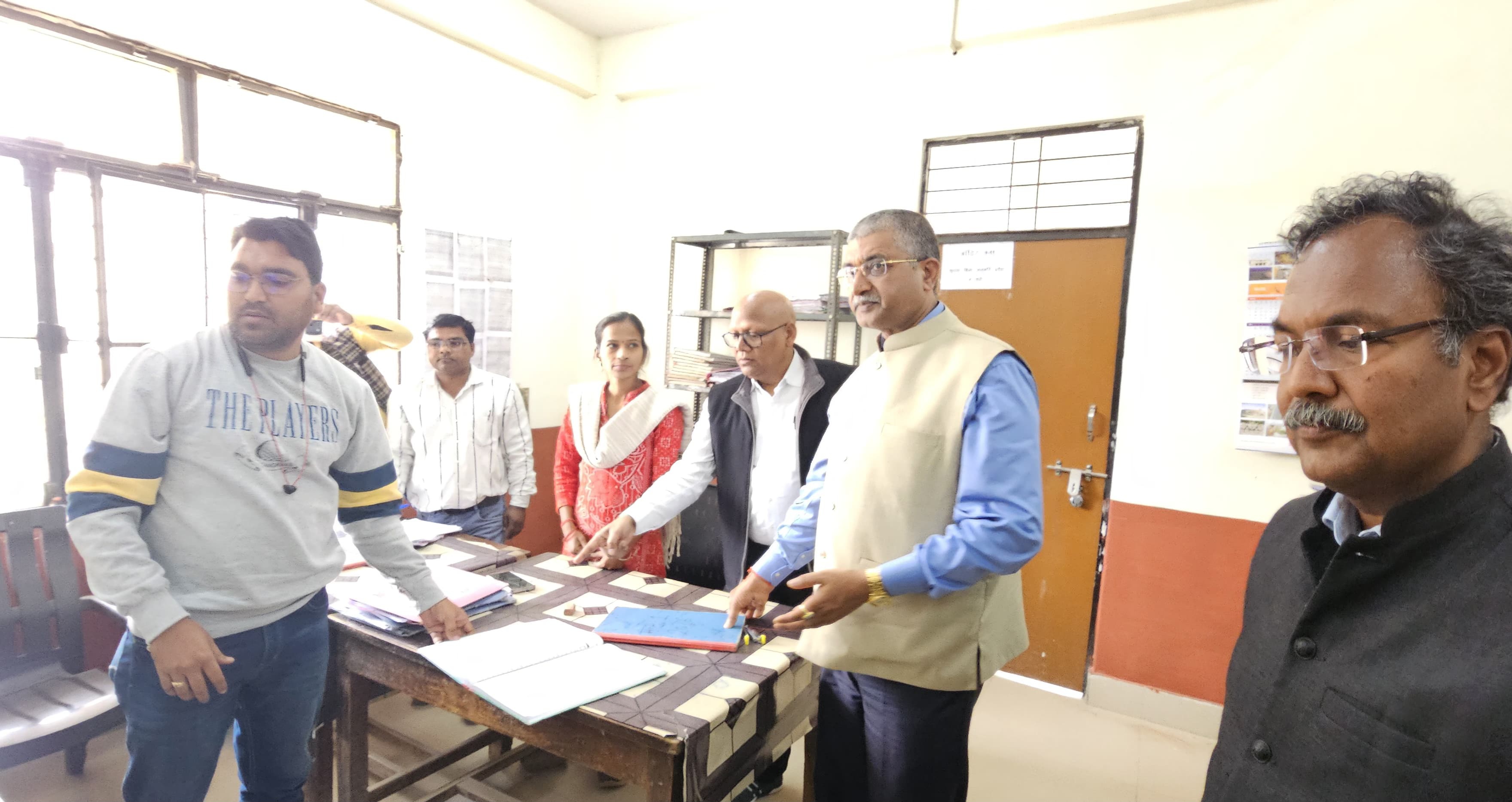 फर्रूखाबाद:जिलाधिकारीआशुतोष कुमार द्विवेदी ने किया नगर पालिका परिषद फर्रुखाबाद का औचक निरीक्षण