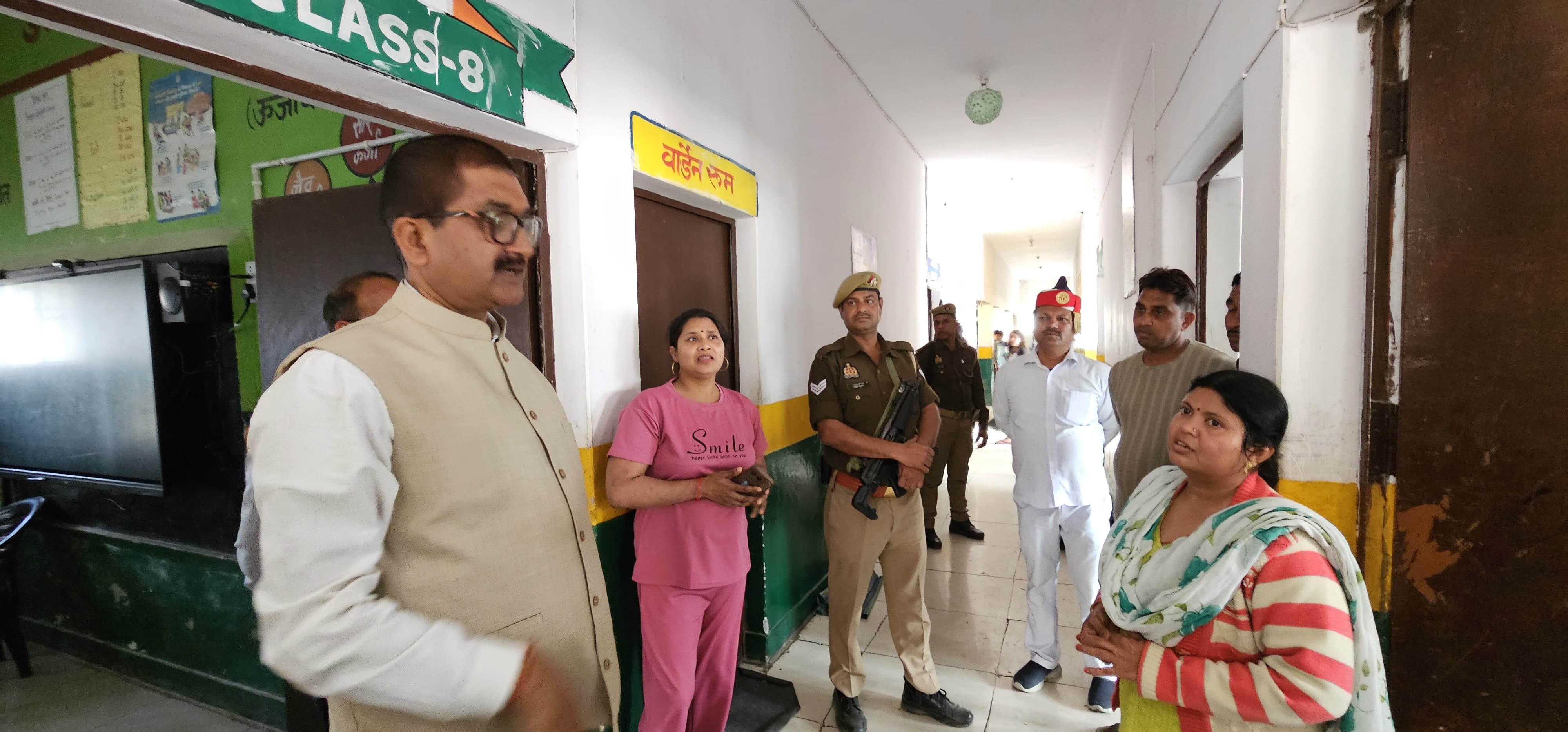 फर्रुखाबाद:नवाबगंज के कस्तूरबा गांधी बालिका विद्यालय का जिलाधिकारी ने किया औचक निरीक्षण