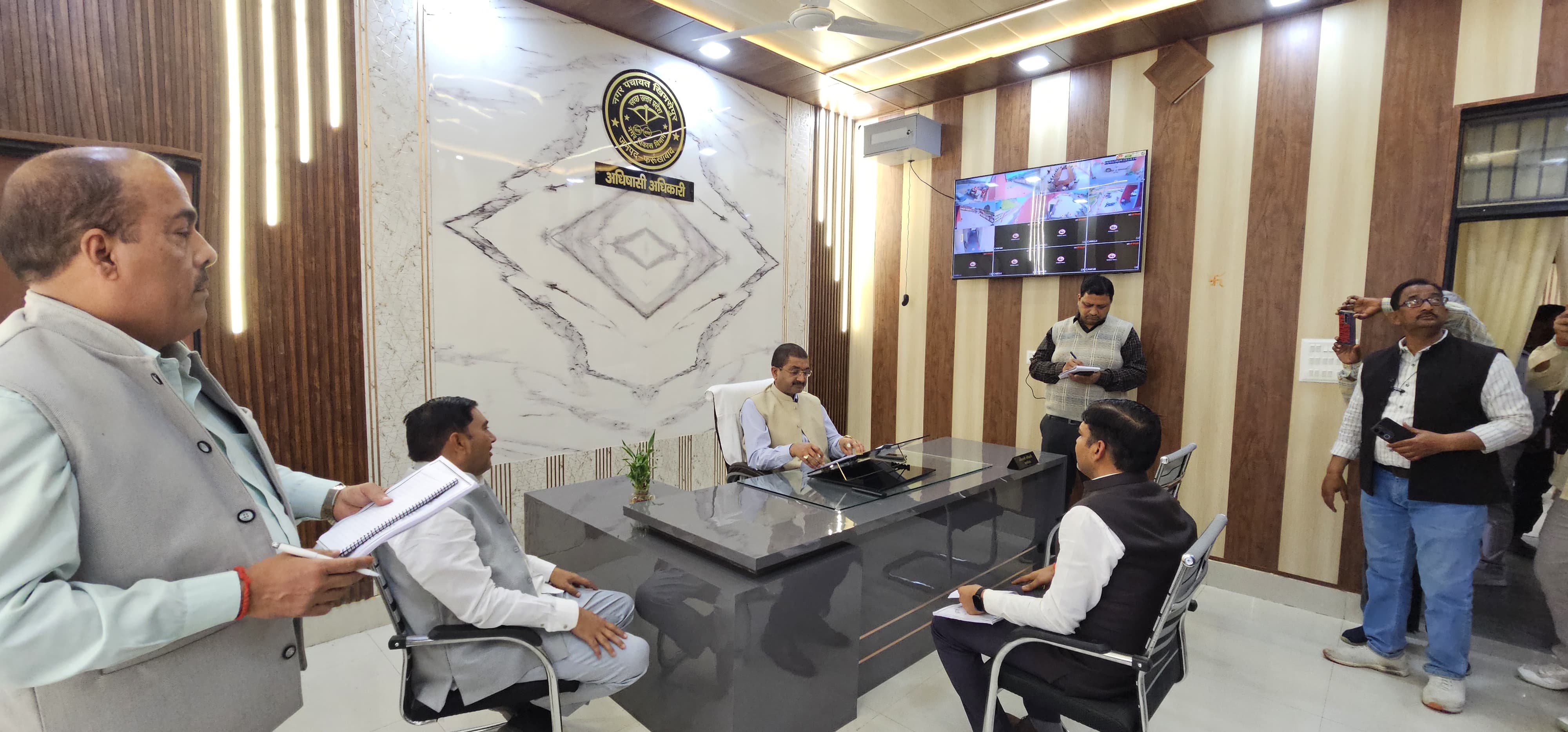 फर्रुखाबाद:खिमसेपुर नगर पंचायत का जिलाधिकारी ने किया निरीक्षण, जनसुनवाई व स्वच्छता व्यवस्था पर दिए सख्त निर्देश