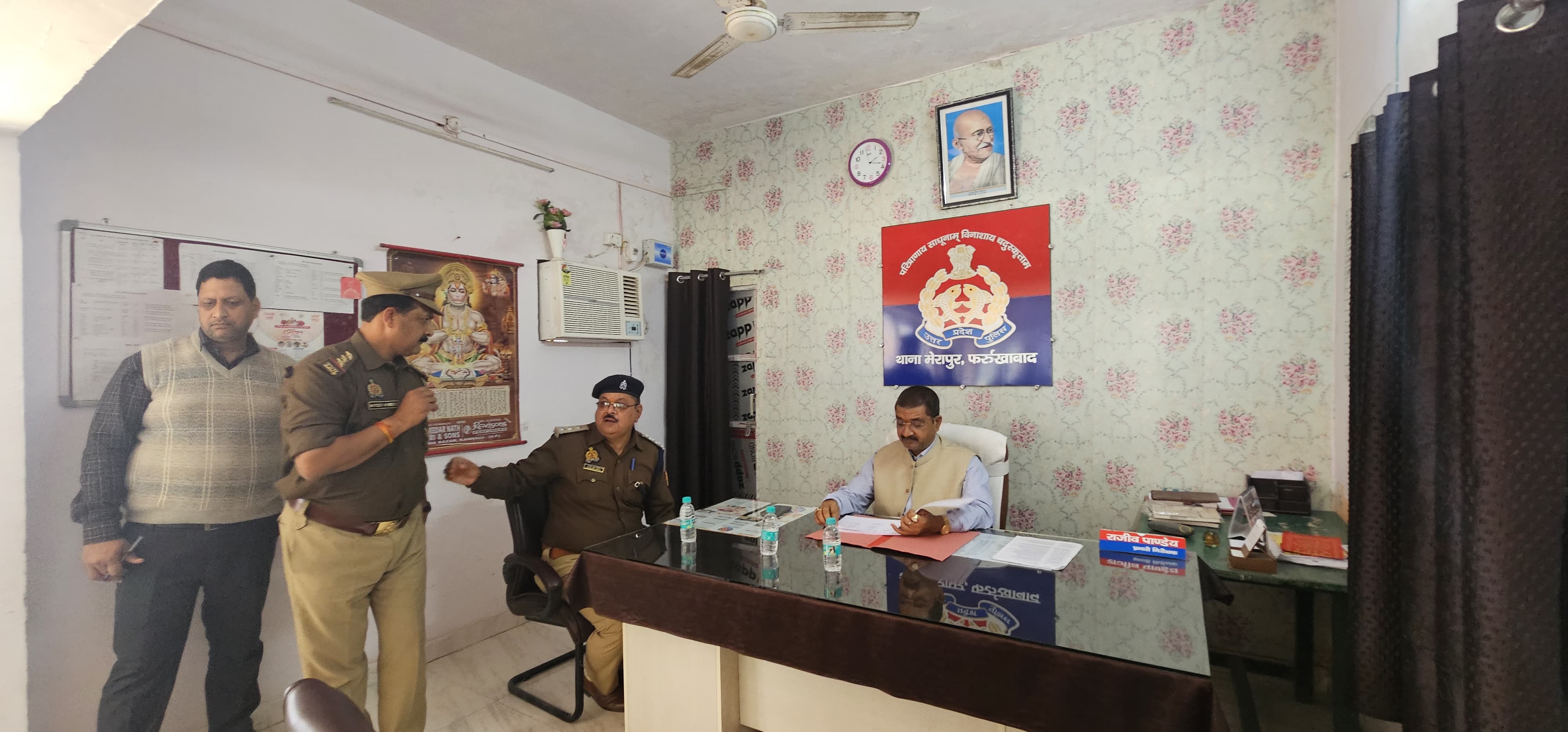 फर्रुखाबाद:थाना मेरापुर का जिलाधिकारी ने किया निरीक्षण, लंबित प्रकरणों के शीघ्र निस्तारण के दिए निर्देश