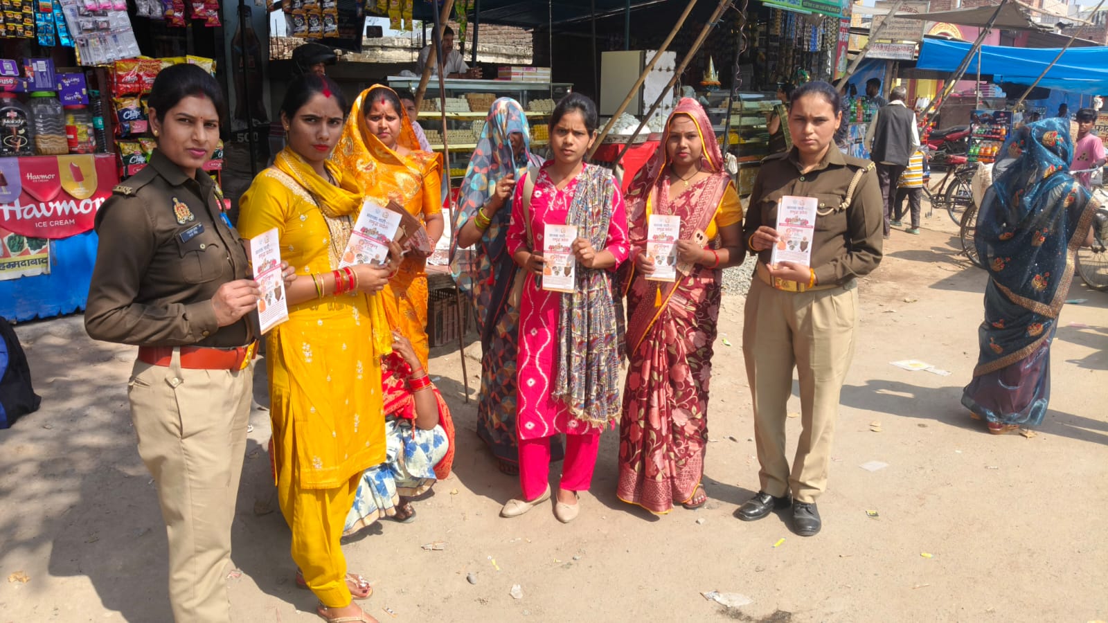 फर्रुखाबाद:मिशन शक्ति 5.0 के अंतर्गत एंटी रोमियो टीम द्वारा महिलाओं को किया गया जागरूक