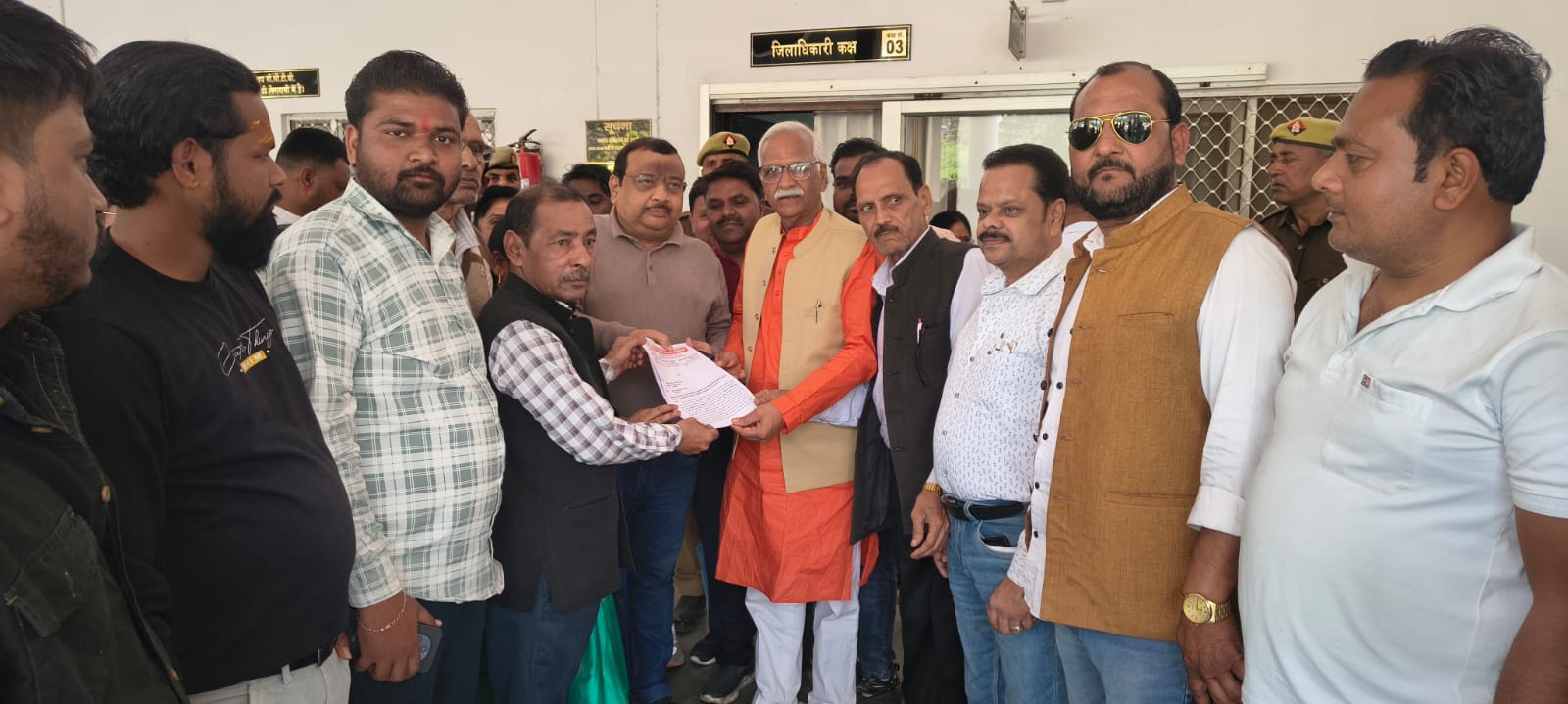 फर्रुखाबाद में व्यापारियों पर दर्ज मुकदमे को लेकर प्रदेशभर में रोष, मुख्यमंत्री के नाम सौंपे गए ज्ञापन