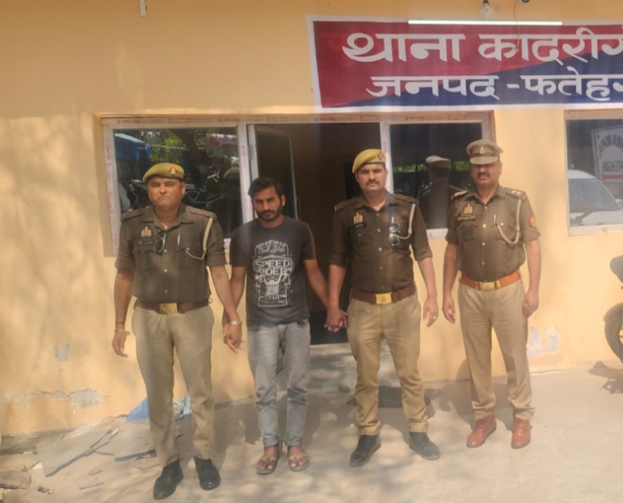 फर्रुखाबाद पुलिस की कार्रवाई: कादरीगेट थाना क्षेत्र से अवैध तमंचा व कारतूस सहित एक अभियुक्त गिरफ्तार