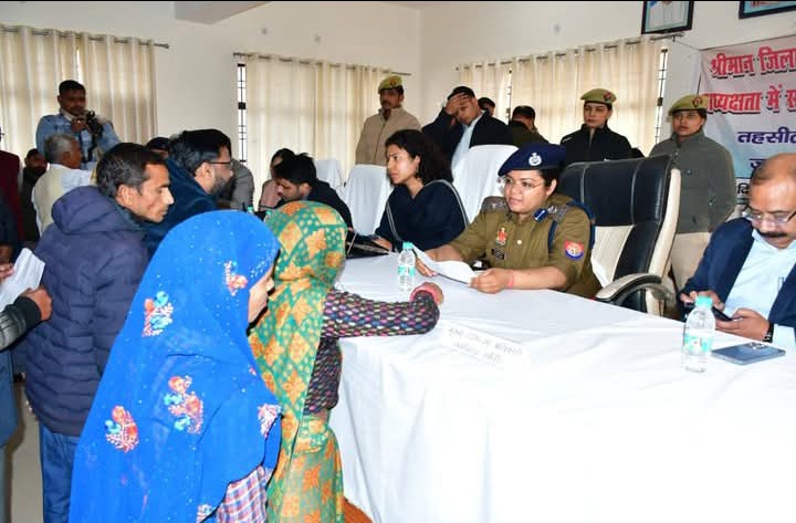 लखीमपुर खीरी : संपूर्ण समाधान दिवस पर डीएम एसपी ने सुनी समस्याएं, निस्तारण के दिए निर्देश