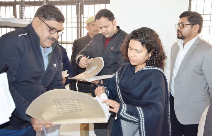लखीमपुर खीरी : मितौली तहसील में डीएम का औचक निरीक्षण, रिकॉर्ड रूम से अभिलेखागार तक गहन पड़ताल
