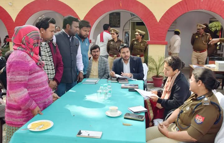 लखीमपुर खीरी : डीएम एसपी ने समस्या समाधान दिवस पर सुनी समस्याएं, निस्तारण के दिए निर्देश