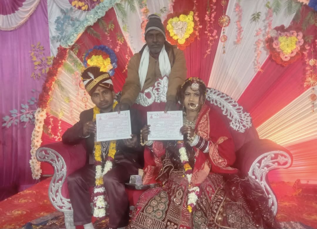 फर्रुखाबाद: बौद्ध रीति से सम्पन्न हुआ विवाह संस्कार, नवदंपत्ति को प्रदान किया गया प्रमाण पत्र