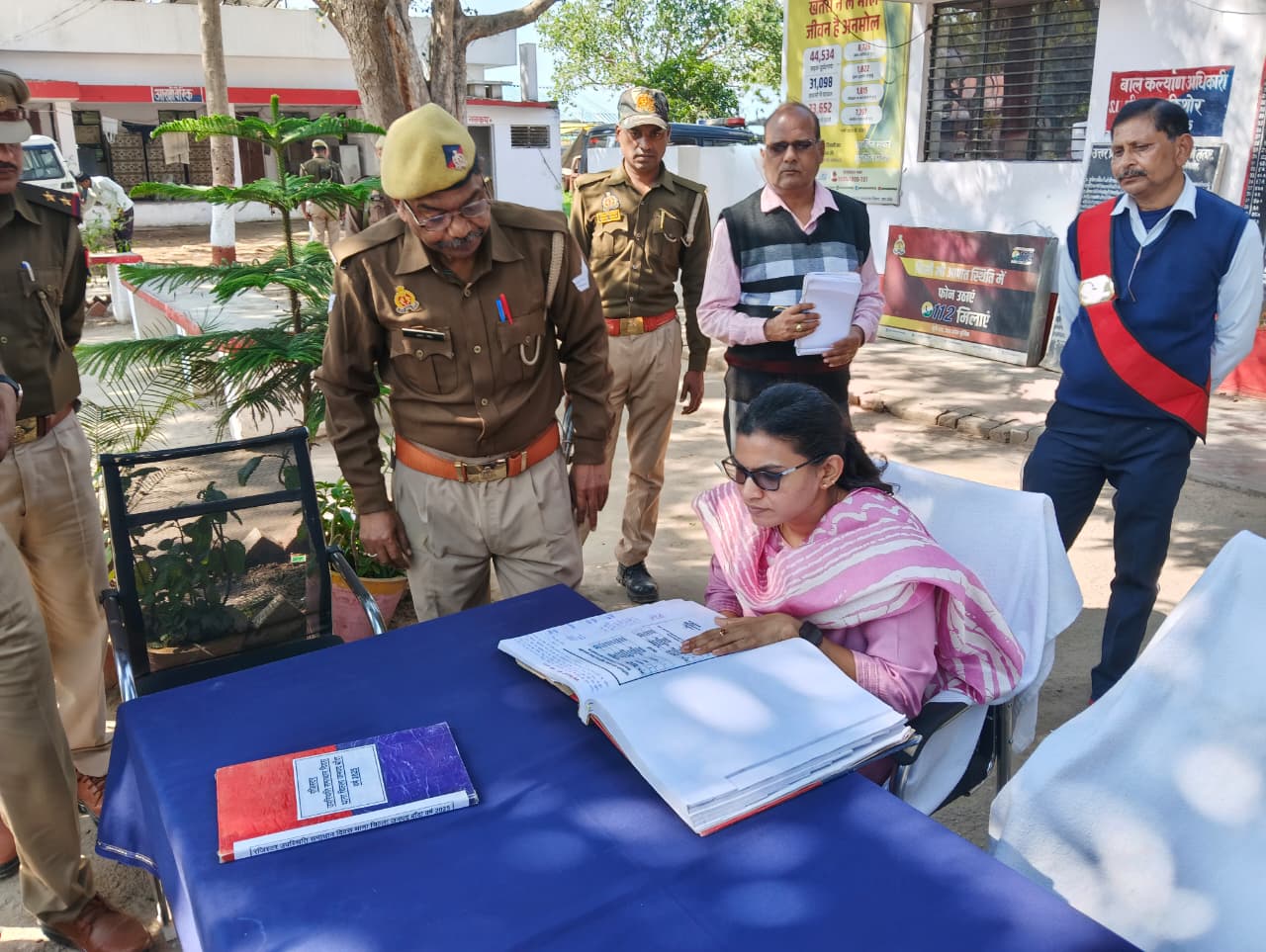 बाँदा: जिलाधिकारी श्रीमती जेo रीभा की अध्यक्षता में आज संपूर्ण थाना समाधान दिवस का आयोजन थाना चिल्ला में किया गया