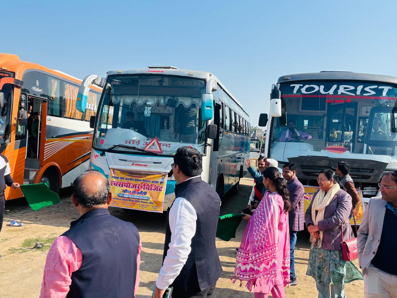 बाँदा: कस्तूरबा गांधी बालिका विद्यालयों में अध्ययनरत् बालिकाओं के एक्सपोजर विजट वाहनों को जिलाधिकारी, बाँदा द्वारा हरी झण्डी दिखाकर किया गया रवाना।