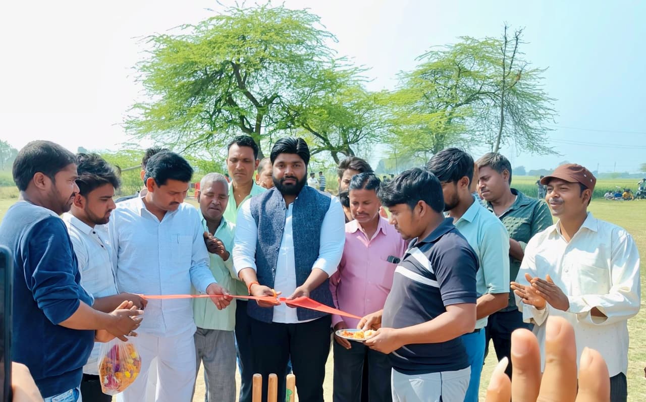 ​औरैया:ऐरवा कटरा के मुकटपुर में 'सम्राट अशोक क्रिकेट टूर्नामेंट' का भव्य शुभारंभ