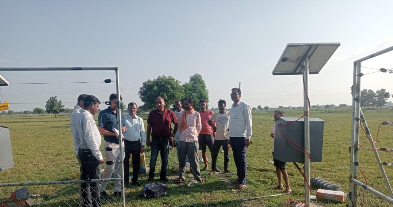 बांदा:आवारा व जंगली पशुओं से फसलों को बचाने में वरदान साबित हो रही है सोलर फेंसिंग योजना