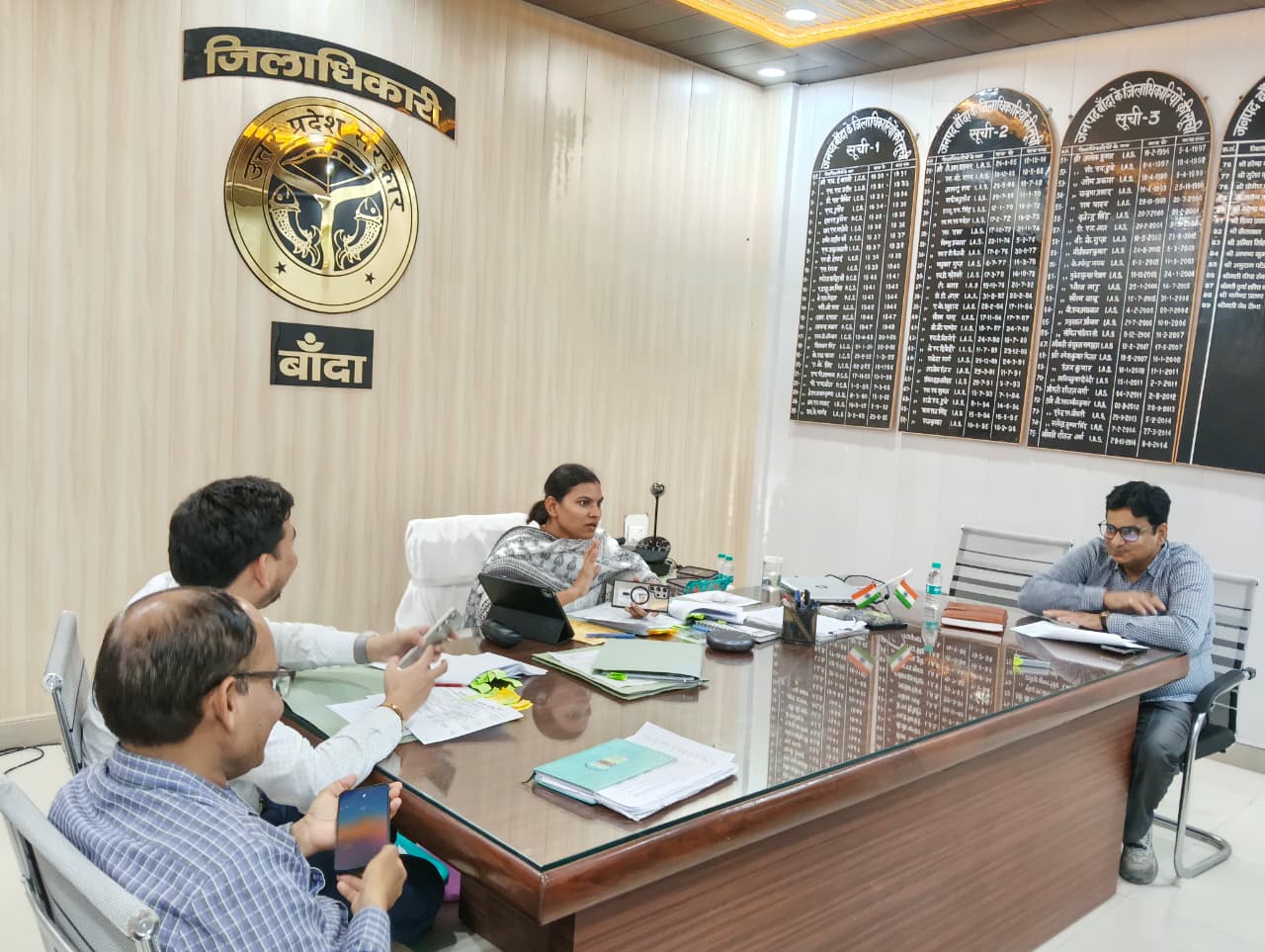 बांदा: जिलाधिकारी की अध्यक्षता में नगर पालिका एवं नगर पंचायतों टाइड एवं अनटाइड फंड से किये जाने कार्यों के सम्बन्ध में बैठक सम्पन्न हुई