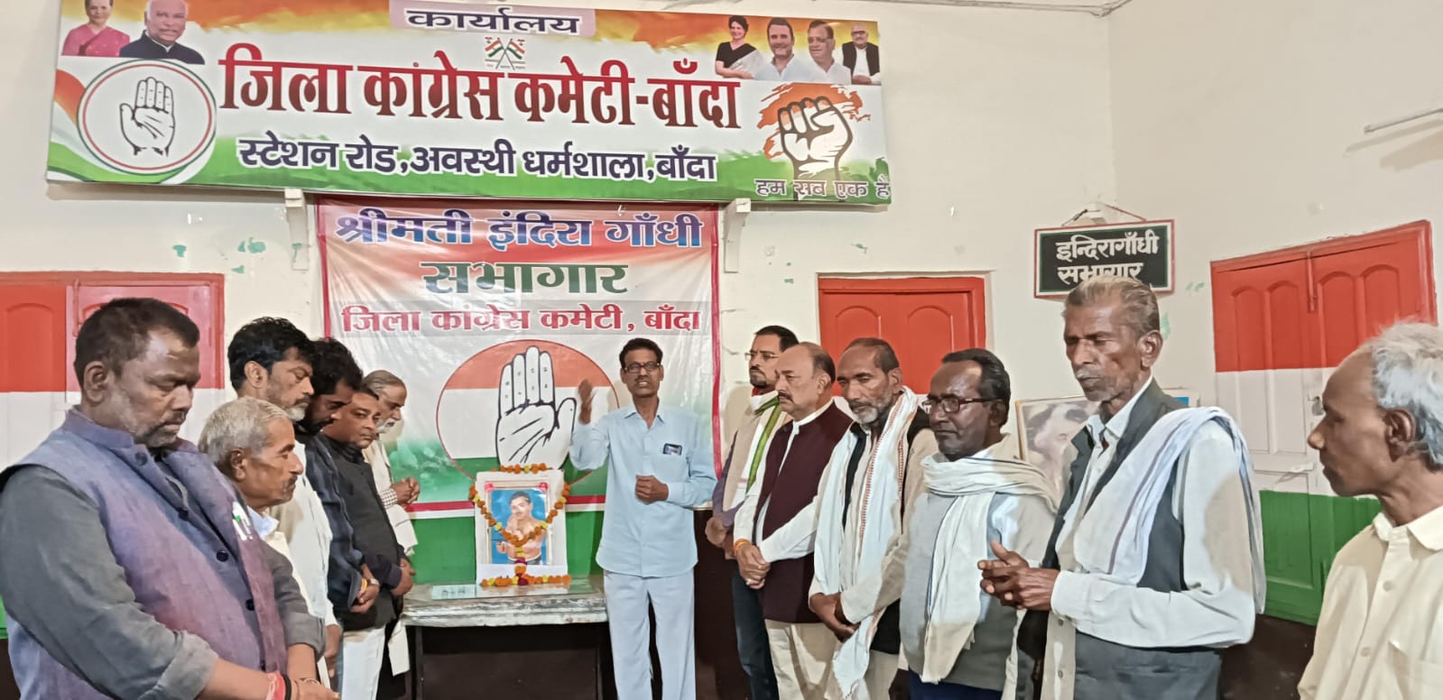 बांदा: स्वतंत्रता संग्राम सेनानी क्रांतिकारी चंद्रशेखर आजाद जी के चित्र पर पुष्पांजलि अर्पित कर पुण्यतिथि मनाई गई
