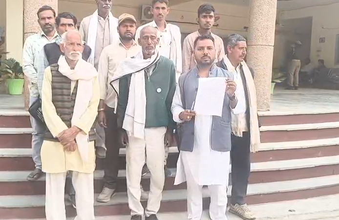 बांदा:ग्रामीणों की समस्याओं को लेकर समाजसेवी रवि शिवहरे ने जिलाधिकारी से की मुलाकात