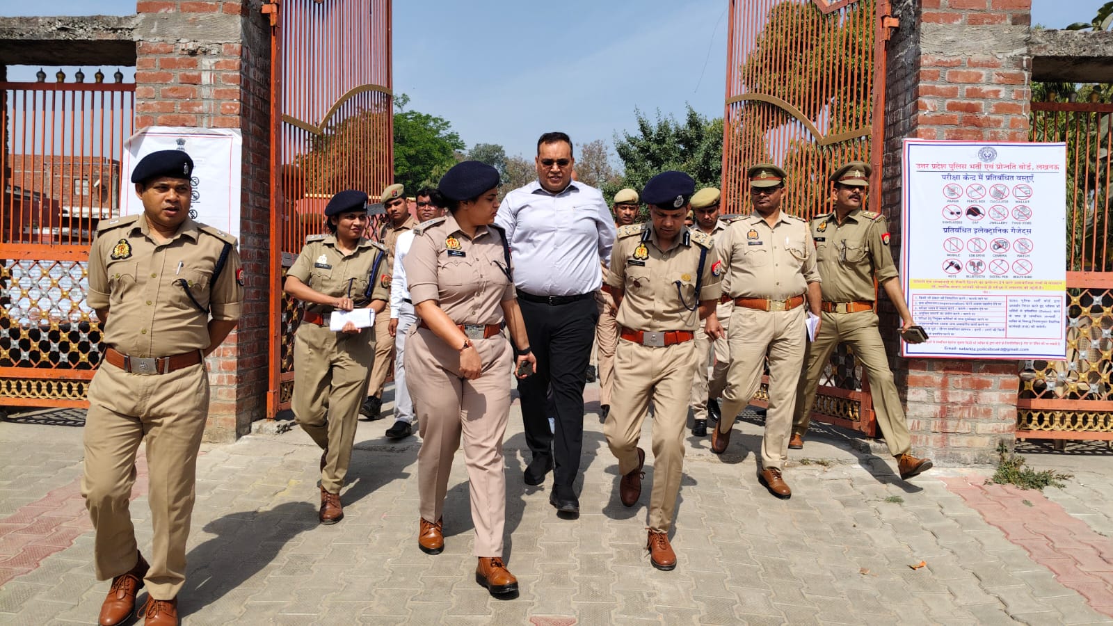 कासगंज पुलिस उपमहानिरीक्षक अलीगढ़ परिक्षेत्र प्रभाकर चौधरी जिलाधिकारी प्रणय सिंह पुलिस अधीक्षक अंकिता शर्मा द्वारा परीक्षा केंद्रों का निरीक्षण कर परीक्षा की व्यवस्था का जायजा लिया