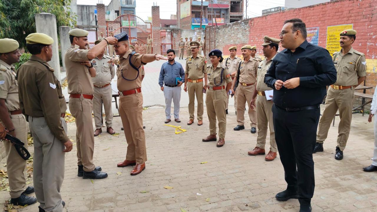 कासगंज: जिला अधिकारी प्रणय सिंह पुलिस अधीक्षक ओमप्रकाशसिंह द्वारा पुलिस भर्ती परीक्षा परीक्षाकेंद्रों का निरीक्षण किया