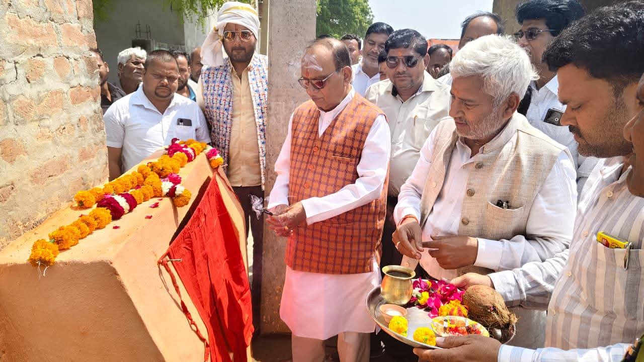 फर्रुखाबाद: अमृतपुर में विकास को नई रफ्तार: विधायक सुशील शाक्य ने 1.100 किमी सड़क निर्माण का किया शिलान्यास