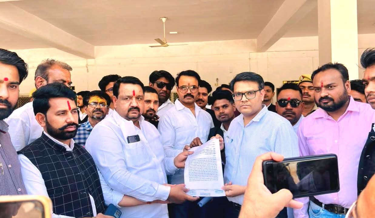 फर्रुखाबाद में निजी स्कूलों की मनमानी के खिलाफ उठी आवाज, एनसीईआरटी लागू कराने को सौंपा ज्ञापन