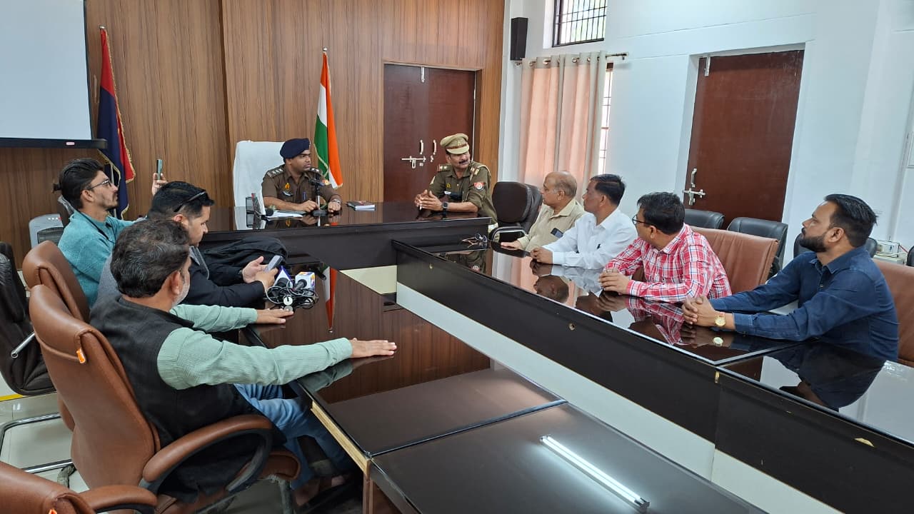 फर्रूखाबाद में यातायात जागरूकता बैठक आयोजित, अधिवक्ताओं व पत्रकारों को दी गई महत्वपूर्ण जानकारी