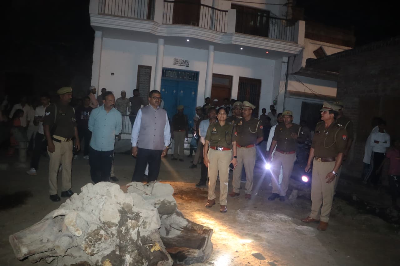 फर्रुखाबाद:होलिका दहन स्थलों का डीएम व एसपी ने किया निरीक्षण, सुरक्षा व्यवस्था के दिए निर्देश