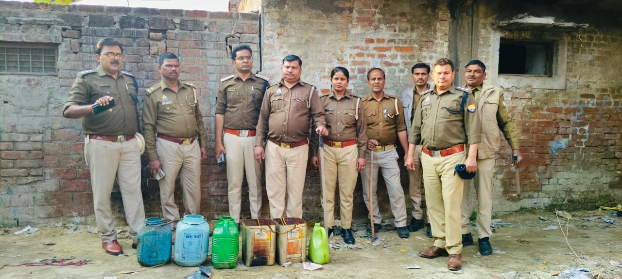 फर्रुखाबाद में आबकारी विभाग की बड़ी कार्रवाई: 160 किलो लहन नष्ट, 28 लीटर अवैध शराब बरामद