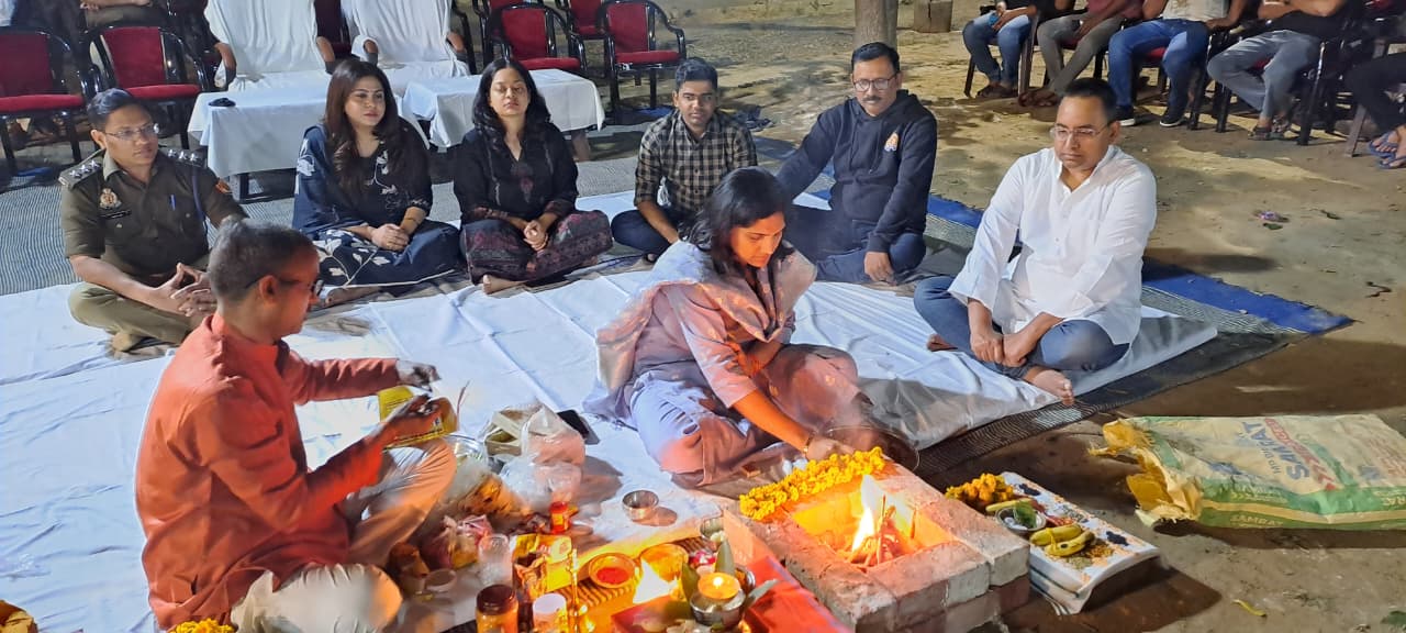 फर्रुखाबाद में पुलिस लाइन परंपरागत रीति-रिवाज से हुआ होलिका दहन, एसपी ने दी जनपदवासियों को शुभकामनाएं