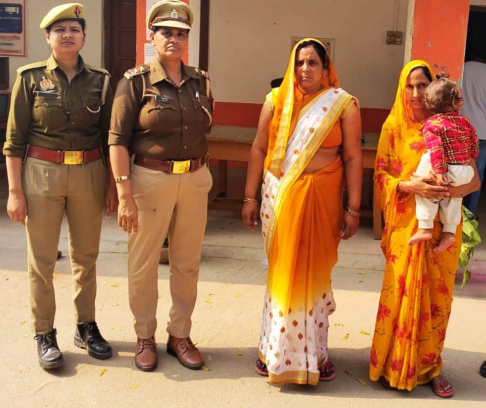 फर्रुखाबाद:कायमगंज पुलिस ने हत्या के मामले में वांछित दो महिलाओं को किया गिरफ्तार, घटना में प्रयुक्त डंडे बरामद