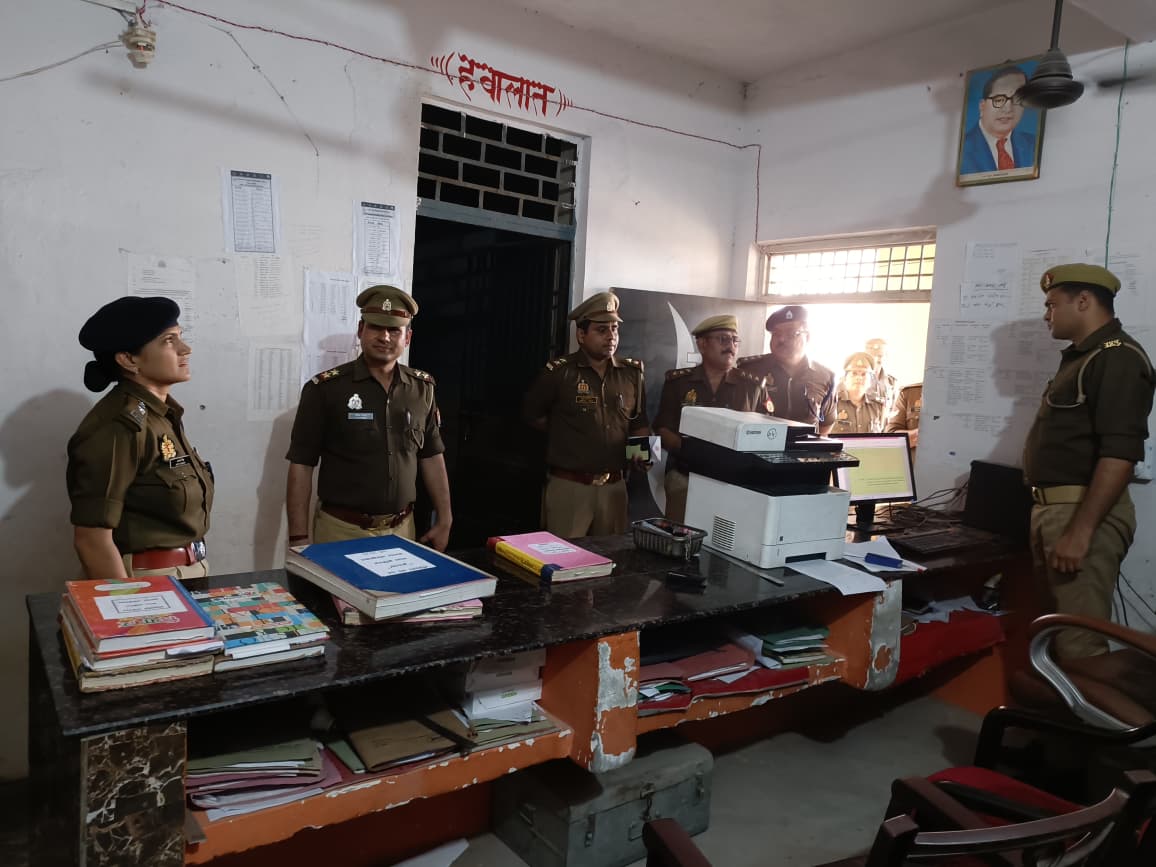 फर्रुखाबाद: थाना कम्पिल का एसपी आरती सिंह ने किया वार्षिक निरीक्षण, अभिलेखों व व्यवस्थाओं की परखी स्थिति