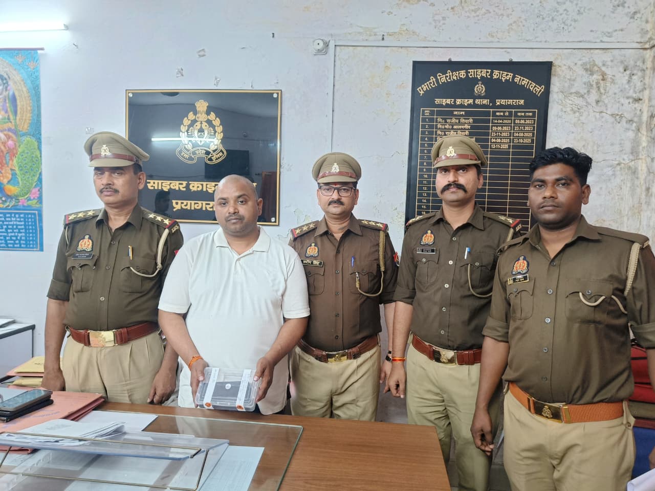 प्रयागराज: वांछित अभियुक्त थाना साइबर क्राइम थाना प्रयागराज पुलिस टीम द्वारा गिरफ्तार ।