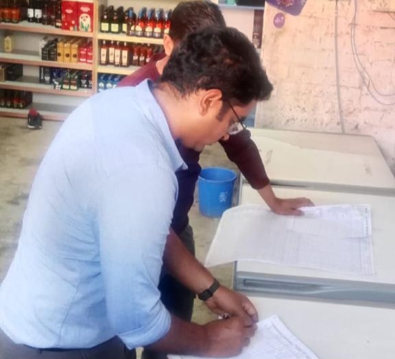 फर्रुखाबाद में आबकारी विभाग का प्रवर्तन अभियान, शराब दुकानों का औचक निरीक्षण