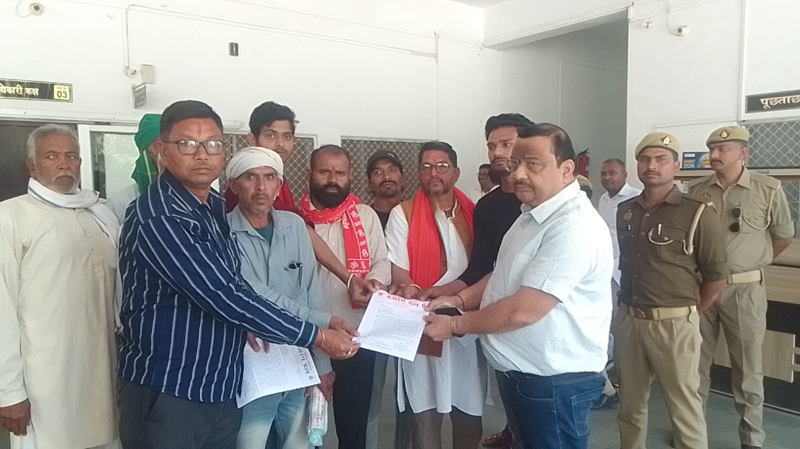 फर्रुखाबाद में युवती के कथित धर्मांतरण प्रकरण को लेकर ज्ञापन, 24 घंटे में कार्रवाई न होने पर कोतवाली घेराव की चेतावनी