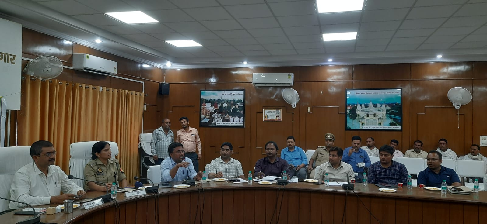 फर्रुखाबाद: रसोई गैस की आपूर्ति को लेकर जिलाधिकारी की बैठक, अफवाहों से बचने और व्यवस्थित वितरण के निर्देश
