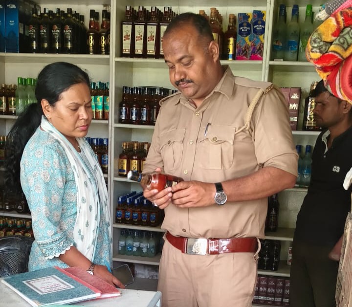 फर्रुखाबाद में आबकारी विभाग की सख्ती, कमालगंज क्षेत्र की दुकानों पर औचक निरीक्षण
