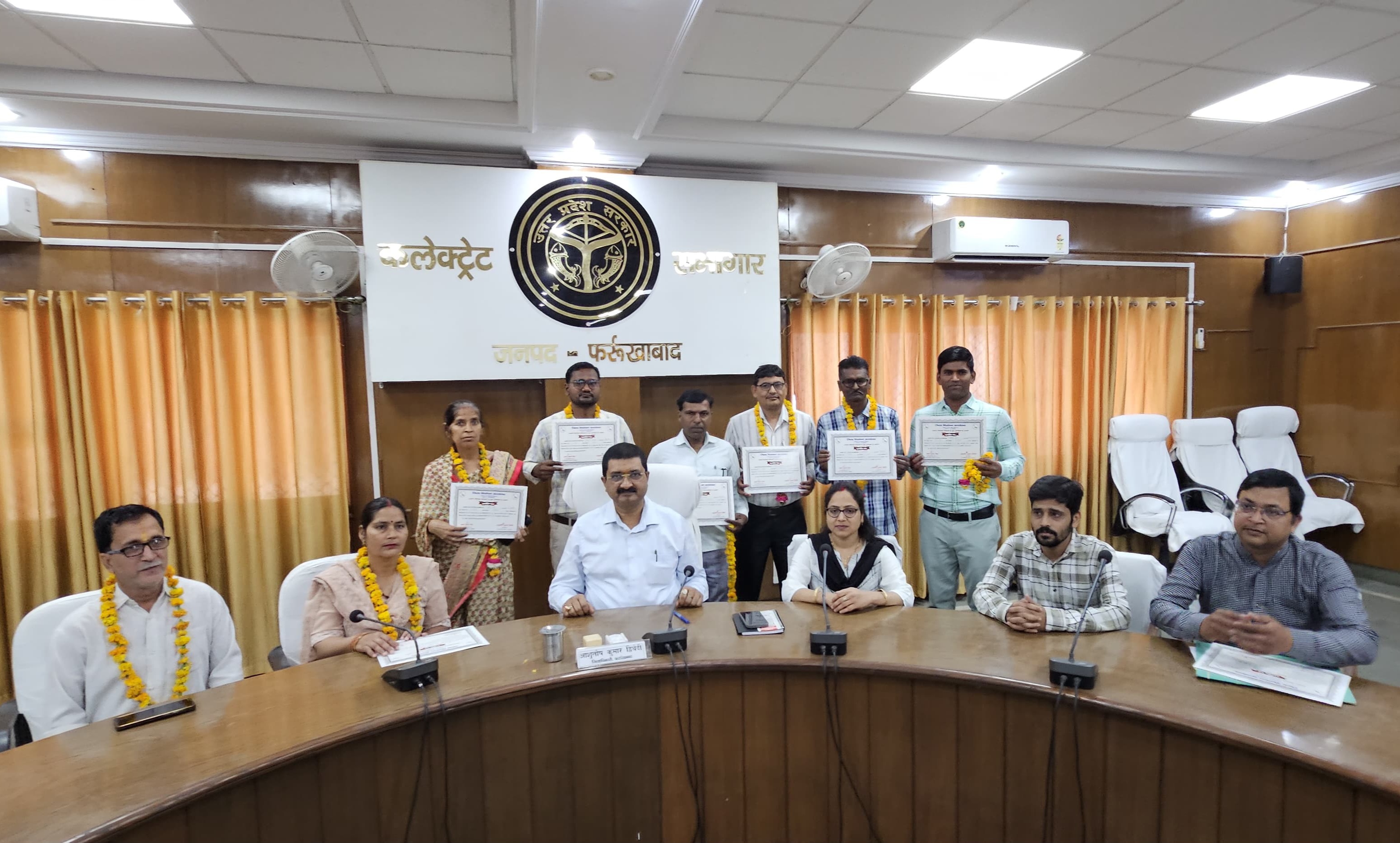 फर्रुखाबाद: ई-बीएलओ एप पर उत्कृष्ट कार्य करने वाले 8 बीएलओ सम्मानित, जिलाधिकारी ने प्रशस्ति पत्र व धनराशि देकर किया सम्मान
