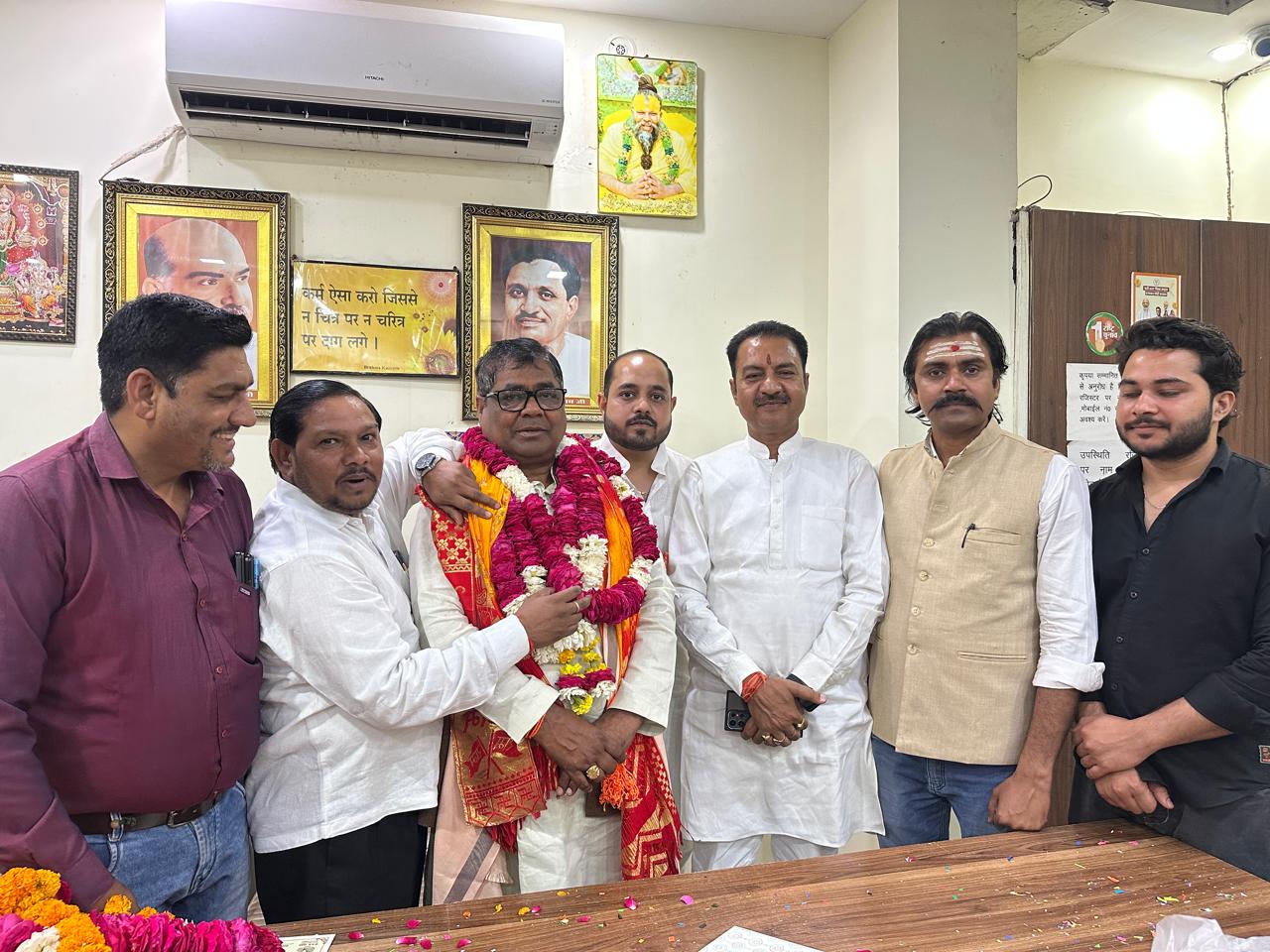 फर्रुखाबाद: भाजपा जिला अध्यक्ष फतेहचंद वर्मा के कार्यकाल का एक वर्ष पूर्ण, कार्यकर्ताओं ने फूल-मालाओं से किया स्वागत