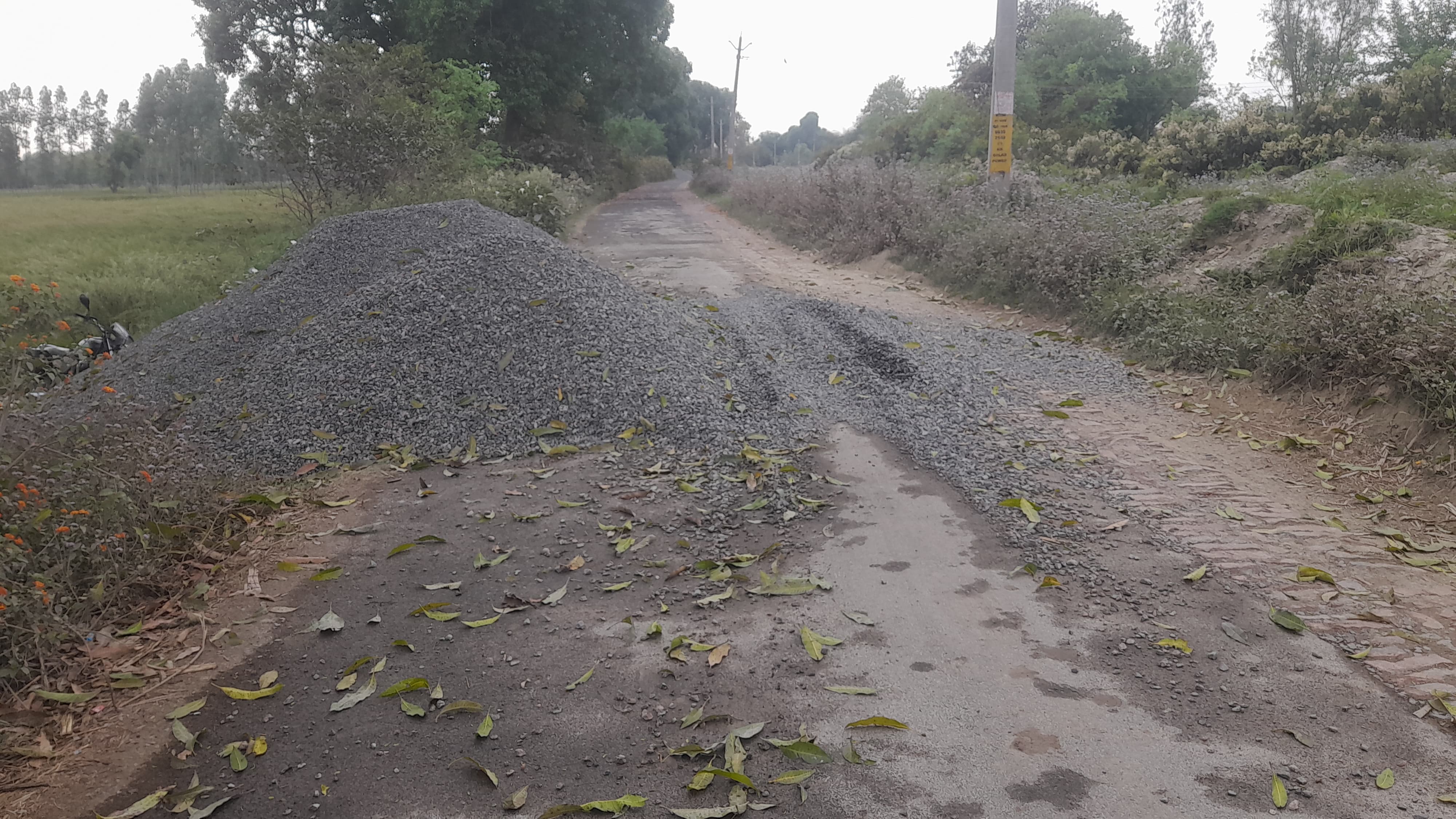 सीतापुर: नहर चौराहा–वज़ीरनगर मार्ग पर बिखरी पत्थर-बजरी से राहगीर परेशान, 50 गांवों का मुख्य रास्ता बना मुसीबत