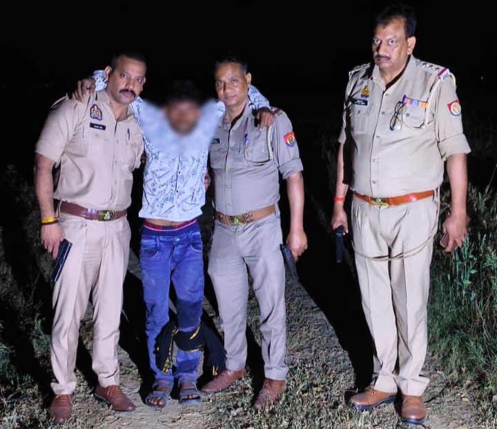 फर्रुखाबाद: कायमगंज में पुलिस-मुठभेड़, लुटेरा और दीवान दोनों घायल, लूटे गए कुंडल बरामद