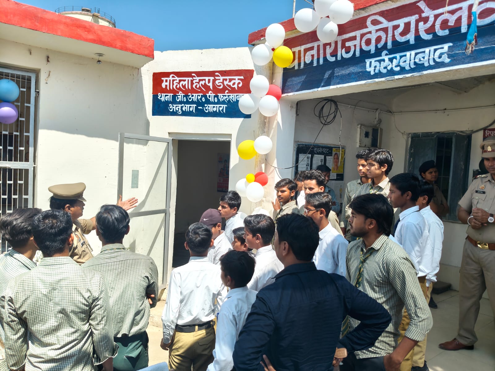 फर्रुखाबाद: जीआरपी ने छात्र-छात्राओं को कराया पुलिस कार्यप्रणाली व सुरक्षा उपायों से अवगत