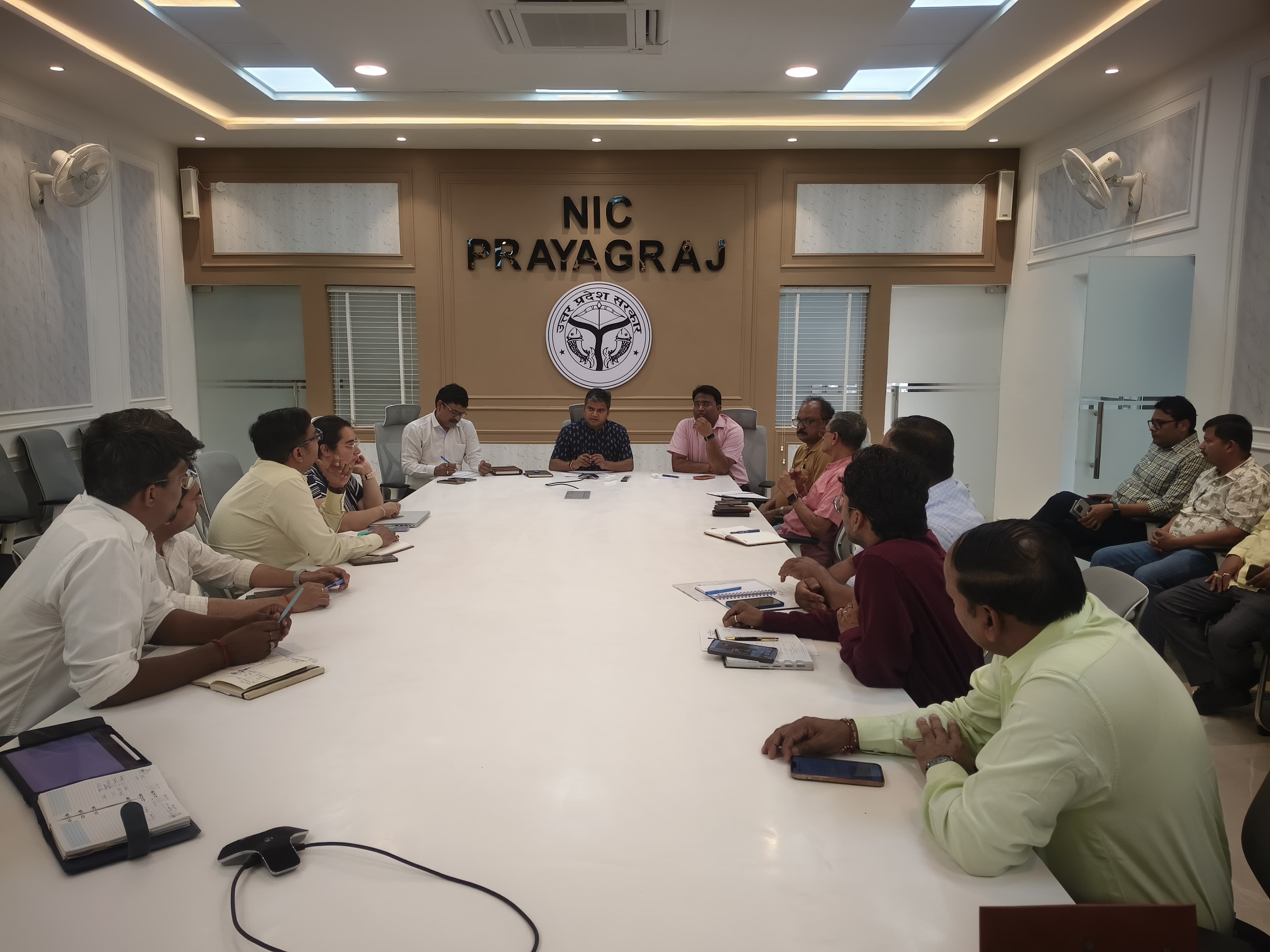 प्रयागराज: जिलाधिकारी की अध्यक्षता में पेट्रोल, डीजल की सुचारू आपूर्ति के सम्बन्ध में संबंधित के साथ बैठक सम्पन्न