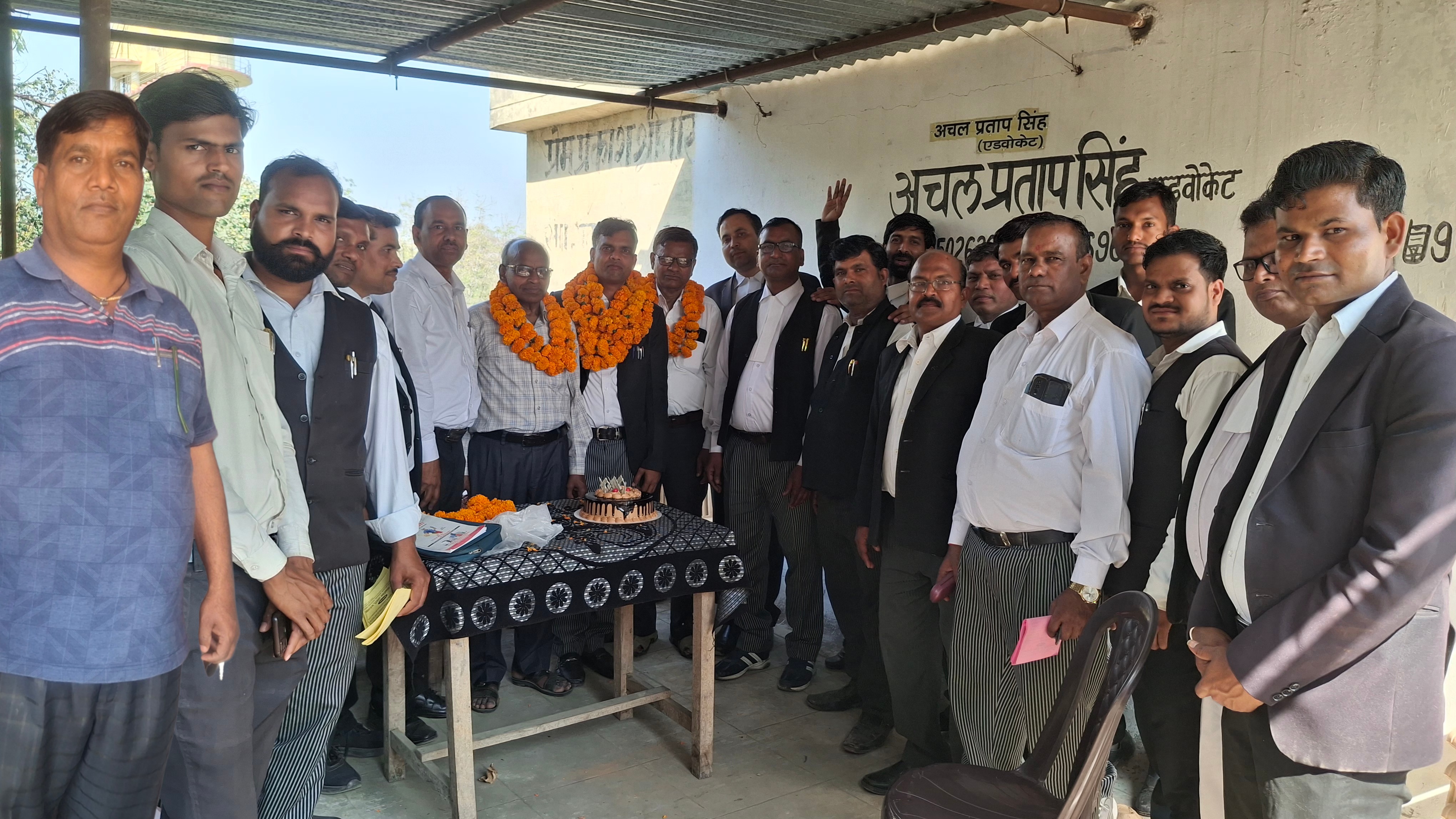 फर्रुखाबाद:तथागत सामाजिक समिति के वार्षिकोत्सव/ सामाजिक सम्मेलन के लिए अधिवक्ताओं को सौंपा गया आमंत्रण