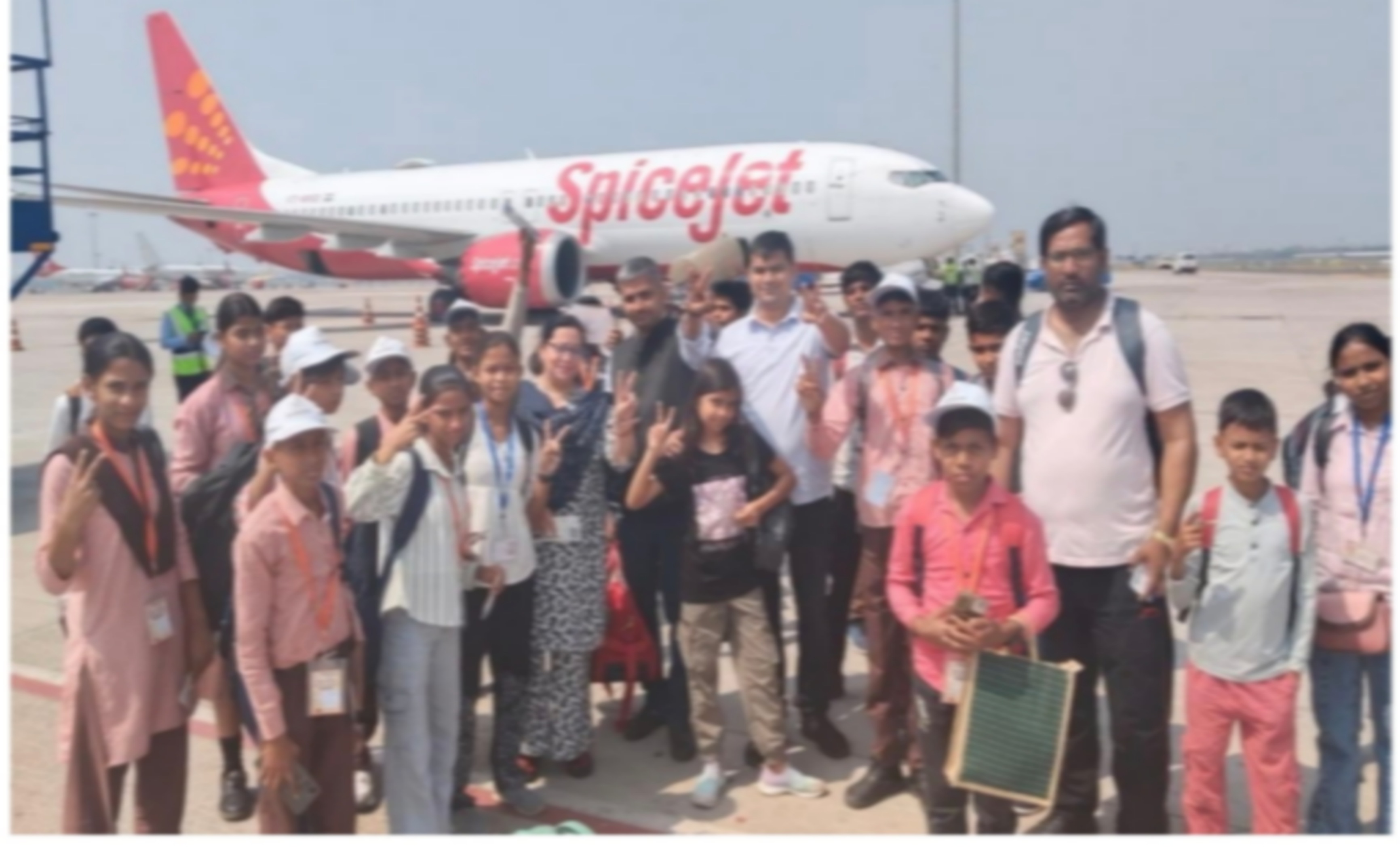 फर्रुखाबाद के होनहार बच्चों ने अहमदाबाद स्पेस सेंटर का किया भ्रमण, विज्ञान में बढ़ाया ज्ञान