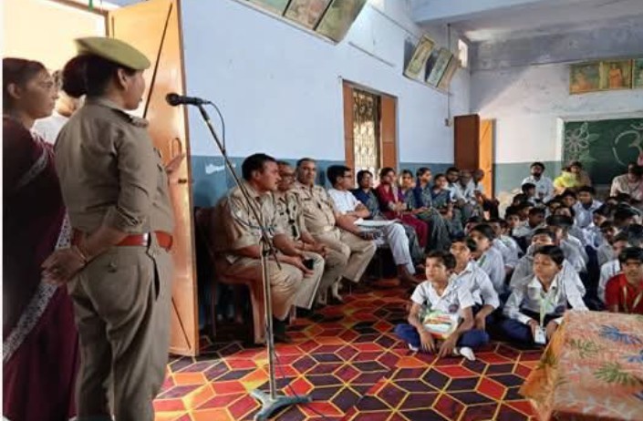 लखीमपुर खीरी : मिशन शक्ति अभियान 5.0 के अन्तर्गत सरस्वती शिशु मंदिर में जागरूकता अभियान चलाकर छात्राओं को किया गया जागरूक