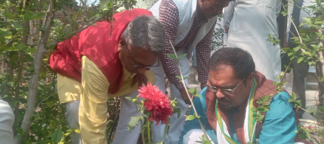 बांदा:स्वर्गीय श्री गजेंद्र त्रिपाठी जी की प्रथम पुण्यतिथि बाल शिक्षा सदन में कांग्रेस जिला अध्यक्ष राजेश दीक्षित की अध्यक्षता में उनके चित्र पर पुष्पांजलि अर्पित करते हुए मनाई गई
