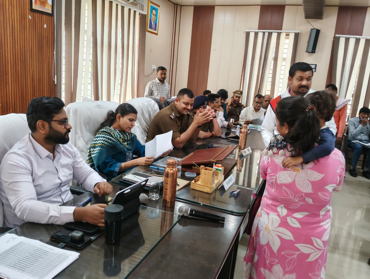 जिलाधिकारी बाँदा श्रीमती जे0रीभा की अध्यक्षता में तहसील सदर बाॅदा में सम्पूर्ण समाधान दिवस का आयोजन किया गया