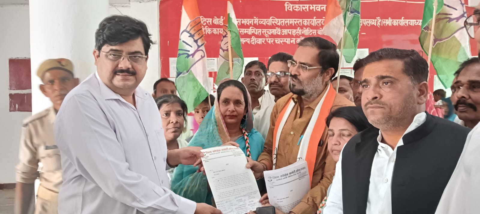 बांदा: कांग्रेस जिला अध्यक्ष राजेश दीक्षित के नेतृत्व में मुख्य विकास अधिकारी को ज्ञापन सौंपा गया